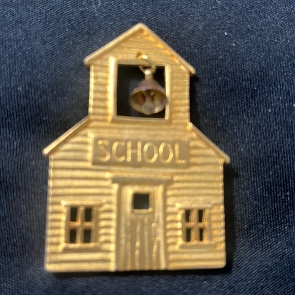Vintage JJ Jonette Brooch Pin Schoolhouse With Bell Gold Tone 2" Fashion Jewelry - Picture 1 of 7